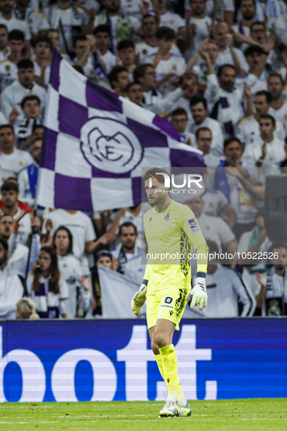 
Alex Remiro of Real Sociedad during the LaLiga EA Sports match between Real Madrid  and Real Sociedad at the Estadio Santiago Bernabeu on S...