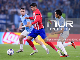 Alvaro Morata of Atletico de Madrid and Daichi Kamada of SS Lazio compete for the ball during the UEFA Champions League Group E match betwee...