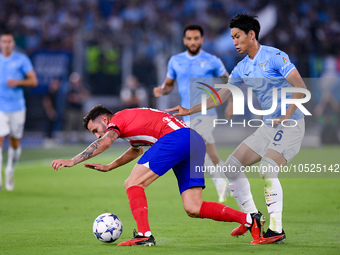 Saul Niguez of Atletico de Madrid and Daichi Kamada of SS Lazio compete for the ball during the UEFA Champions League Group E match between...