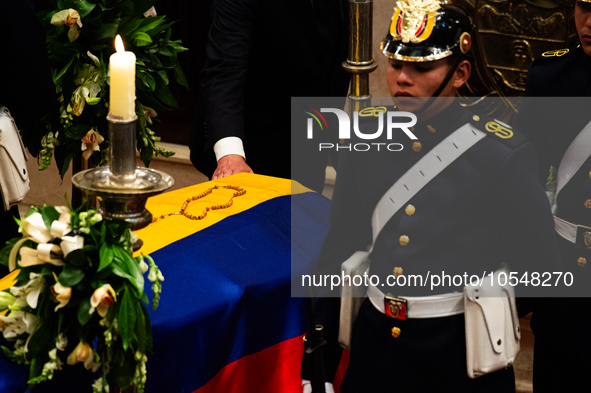 Colombian police and presidential guards guard as the late Colombian artist Fernando Botero lies inside the National Congress during his wak...