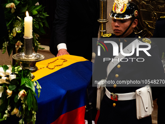 Colombian police and presidential guards guard as the late Colombian artist Fernando Botero lies inside the National Congress during his wak...