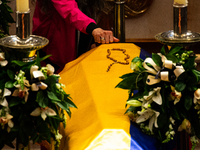 A person knocks on the coffin of the late Colombian artist Fernando Botero lies inside the National Congress during his wake in Bogota, Colo...