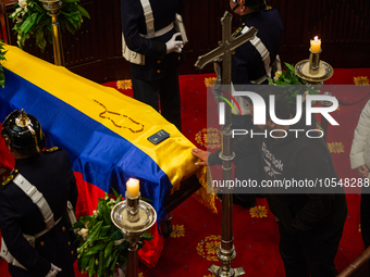 People pass to pay respects as the late Colombian artist Fernando Botero lies inside the National Congress during his wake in Bogota, Colomb...