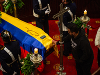 People pass to pay respects as the late Colombian artist Fernando Botero lies inside the National Congress during his wake in Bogota, Colomb...