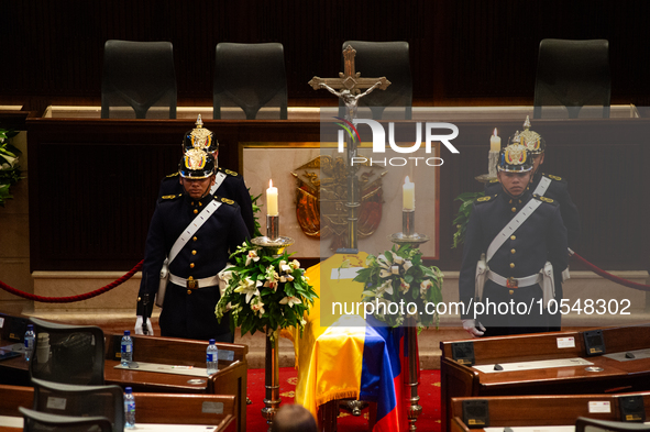 Colombian police and presidential guards guard as the late Colombian artist Fernando Botero lies inside the National Congress during his wak...