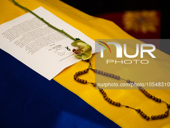 A letter in honor to the late Colombian artist Fernando Botero is placed on top of his coffin as the artist lies inside the National Congres...