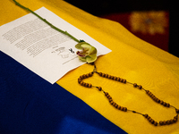 A letter in honor to the late Colombian artist Fernando Botero is placed on top of his coffin as the artist lies inside the National Congres...