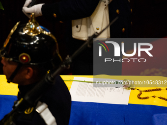 A letter in honor to the late Colombian artist Fernando Botero is placed on top of his coffin as the artist lies inside the National Congres...