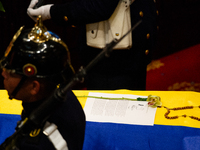 A letter in honor to the late Colombian artist Fernando Botero is placed on top of his coffin as the artist lies inside the National Congres...