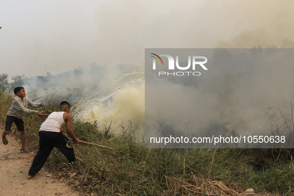 Children in Soak Batok Village, North Indralaya District, Ogan Ilir Regency, South Sumatra are extinguishing forest and land fires on Monday...