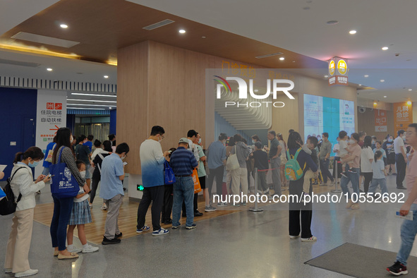 Patients line up for an emergency pre-check at the new pediatric building of Xinhua Hospital in Shanghai, China, On the night of September 2...