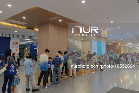 Patients line up for an emergency pre-check at the new pediatric building of Xinhua Hospital in Shanghai, China, On the night of September 2...