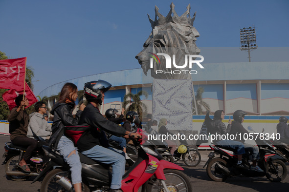 Thousands of Arema FC supporters are currently forming a convoy in front of a lion statue, the mascot of the Arema Club, on the first annive...