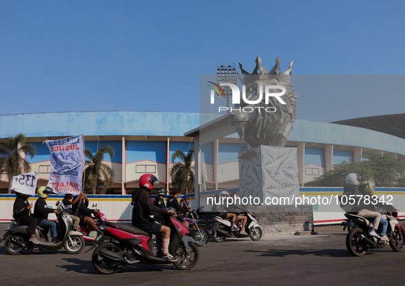 Thousands of Arema FC supporters convoyed in front of a lion statue (Arema Club football mascot), during the 1st anniversary of the Kanjuruh...