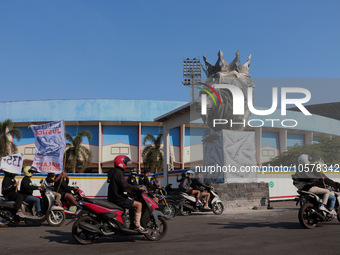 Thousands of Arema FC supporters convoyed in front of a lion statue (Arema Club football mascot), during the 1st anniversary of the Kanjuruh...