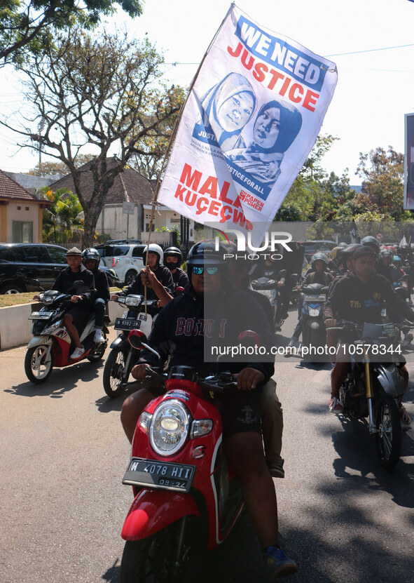 Thousands of Arema FC supporters are currently forming a convoy on the streets to commemorate the first anniversary of the Kanjuruhan traged...