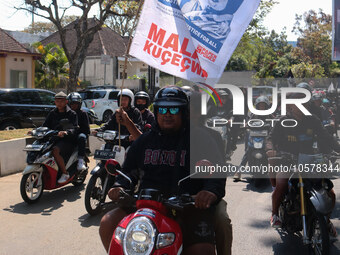 Thousands of Arema FC supporters are currently forming a convoy on the streets to commemorate the first anniversary of the Kanjuruhan traged...