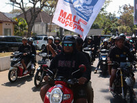 Thousands of Arema FC supporters are currently forming a convoy on the streets to commemorate the first anniversary of the Kanjuruhan traged...