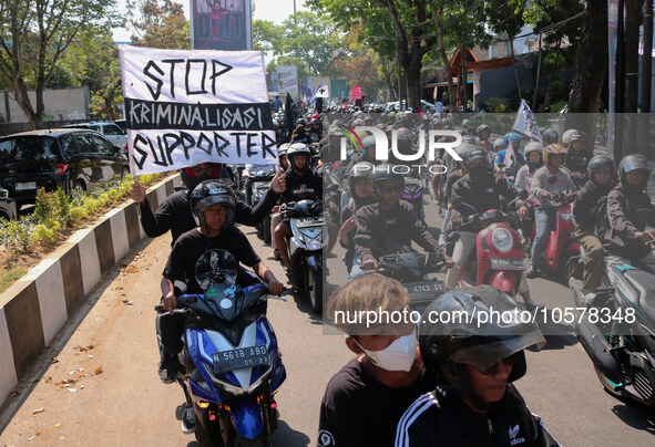 Thousands of Arema FC supporters are currently participating in a convoy on the streets to commemorate the first anniversary of the Kanjuruh...