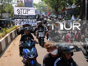 Thousands of Arema FC supporters are currently participating in a convoy on the streets to commemorate the first anniversary of the Kanjuruh...