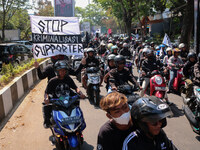 Thousands of Arema FC supporters are currently participating in a convoy on the streets to commemorate the first anniversary of the Kanjuruh...