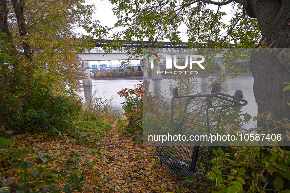 EDMONTON, CANADA - SEPTEMBER 29, 2023:
Shopping cart and other personal items left by a homeless person near Saskatchewan River, on Septembe...