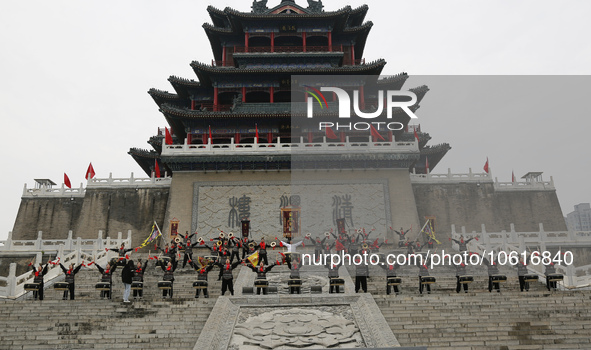 Huang Jianmin, an inheritor of the Qin and Han Dynasty battle drum, practices the ''Qin and Han Dynasty battle drum'' with students at the d...