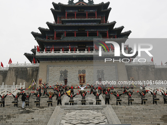 Huang Jianmin, an inheritor of the Qin and Han Dynasty battle drum, practices the ''Qin and Han Dynasty battle drum'' with students at the d...