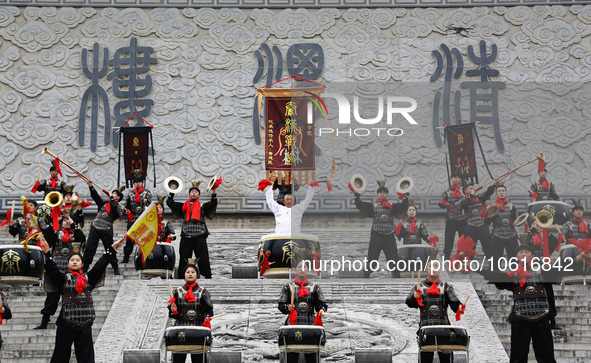 Huang Jianmin, an inheritor of the Qin and Han Dynasty battle drum, practices the ''Qin and Han Dynasty battle drum'' with students at the d...