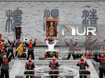 Huang Jianmin, an inheritor of the Qin and Han Dynasty battle drum, practices the ''Qin and Han Dynasty battle drum'' with students at the d...