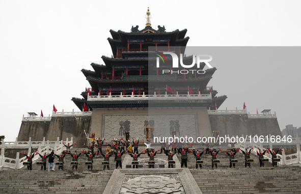 Huang Jianmin, an inheritor of the Qin and Han Dynasty battle drum, practices the ''Qin and Han Dynasty battle drum'' with students at the d...