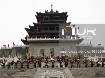 Huang Jianmin, an inheritor of the Qin and Han Dynasty battle drum, practices the ''Qin and Han Dynasty battle drum'' with students at the d...