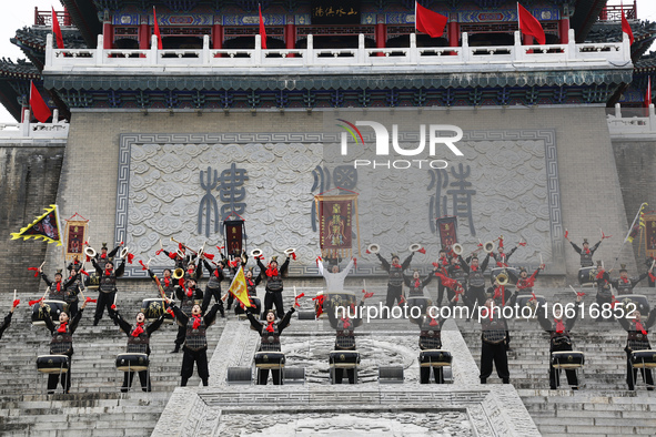 Huang Jianmin, an inheritor of the Qin and Han Dynasty battle drum, practices the ''Qin and Han Dynasty battle drum'' with students at the d...