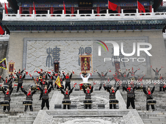 Huang Jianmin, an inheritor of the Qin and Han Dynasty battle drum, practices the ''Qin and Han Dynasty battle drum'' with students at the d...