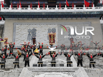 Huang Jianmin, an inheritor of the Qin and Han Dynasty battle drum, practices the ''Qin and Han Dynasty battle drum'' with students at the d...