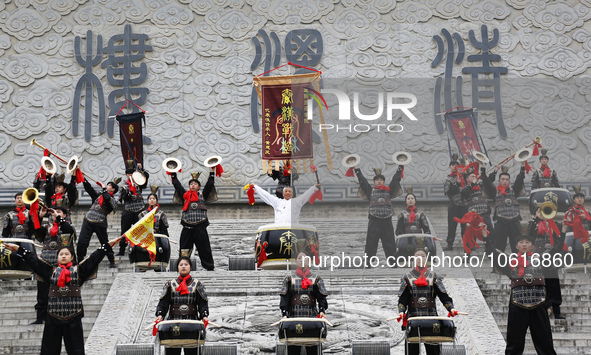 Huang Jianmin, an inheritor of the Qin and Han Dynasty battle drum, practices the ''Qin and Han Dynasty battle drum'' with students at the d...