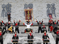 Huang Jianmin, an inheritor of the Qin and Han Dynasty battle drum, practices the ''Qin and Han Dynasty battle drum'' with students at the d...