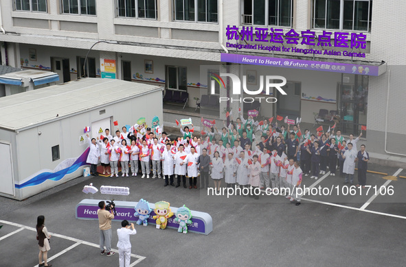 Doctors, nurses and volunteers hold a ceremony at Shaoxing Central Hospital to celebrate the completion of the task of providing medical car...