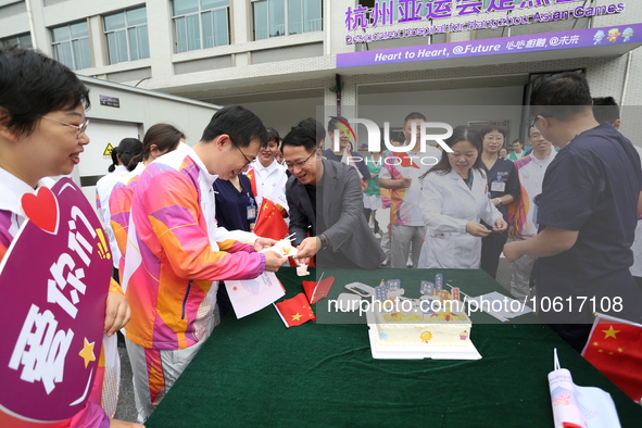 Doctors, nurses and volunteers hold a ceremony at Shaoxing Central Hospital to celebrate the completion of the task of providing medical car...