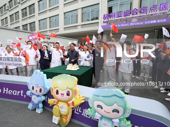 Doctors, nurses and volunteers hold a ceremony at Shaoxing Central Hospital to celebrate the completion of the task of providing medical car...