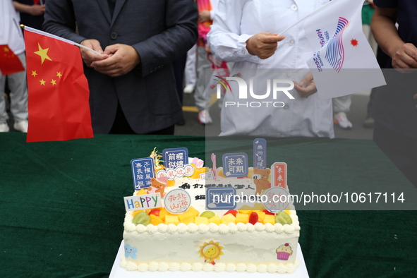 Doctors, nurses and volunteers hold a ceremony at Shaoxing Central Hospital to celebrate the completion of the task of providing medical car...