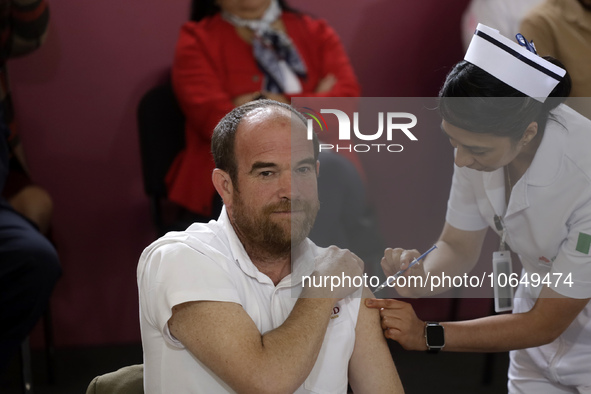 October 16, 2023, Mexico City, Mexico: The Undersecretary of Prevention and Health Promotion, Ruy Lopez Ridaura, is vaccinated against influ...