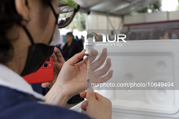 October 16, 2023, Mexico City, Mexico: Health personnel from the Mexican Institute of Social Security and the Armed Forces prepare the vacci...