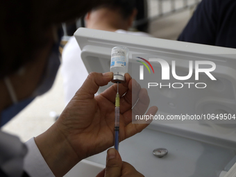 October 16, 2023, Mexico City, Mexico: Health personnel from the Mexican Institute of Social Security and the Armed Forces prepare the vacci...