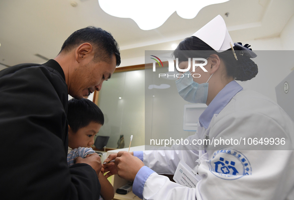 GUIYANG, CHINA - OCTOBER 17, 2023 - A medical worker inoculates children with China's first quadrivalent subunit influenza vaccine at a comm...