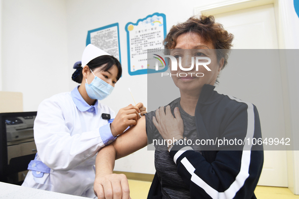 GUIYANG, CHINA - OCTOBER 17, 2023 - A medical worker inoculates people with China's first quadrivalent subunit influenza vaccine at a commun...