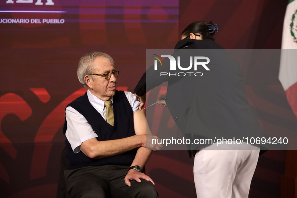 October 24, 2023, Mexico City, Mexico: Mexican Health Secretary Jorge Alcocer is vaccinated against influenza and Covid during the daily mor...