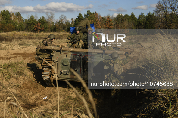 Servicemen of the First Presidential National Guard Brigade of Ukraine BUREVIY (Storm) during a practical exercise at a training ground in n...