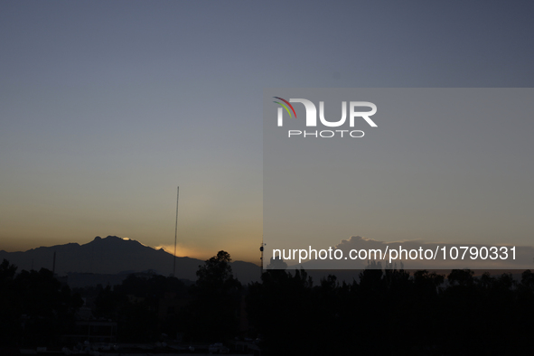 On the right, view of the Popocatepetl volcano from Mexico City emitting smoke at dawn.

Last May, the Government of the State of Mexico,...