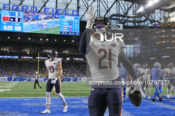 Chicago Bears running back D'Onta Foreman (21) scores a touchdown during the first half of an NFL football game between the Chicago Bears an...